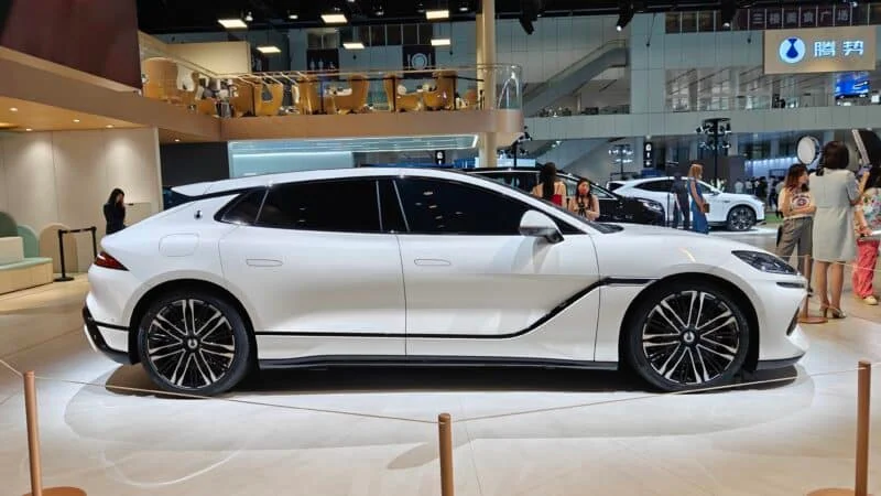 Is This $59,000 Hybrid the Ultimate Luxury Car Killer? BYD's Z9 Shocks the Auto World